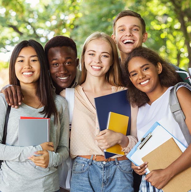 grupo multiétnico de alunos do curso de Relações Internacionais