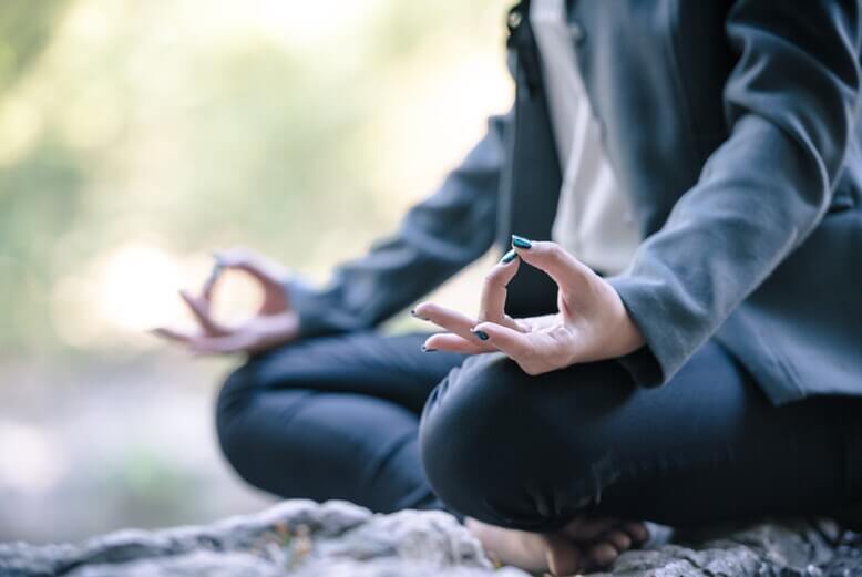 Executiva praticando yoga o que contribui para o alcance do mindfulness