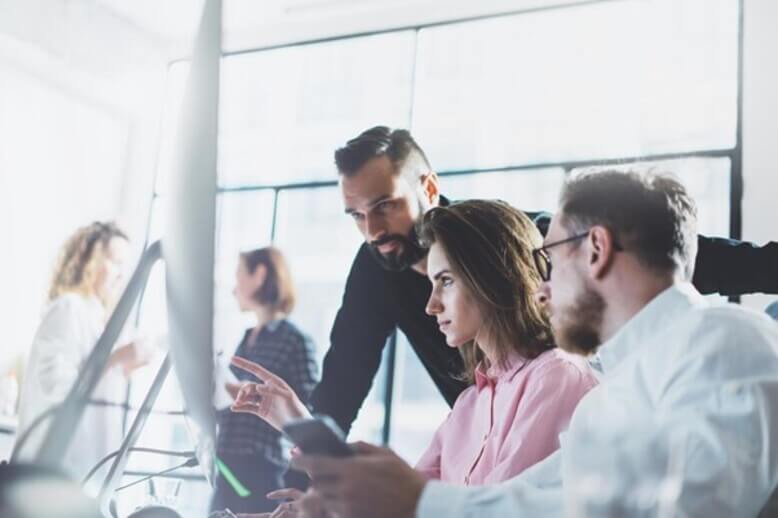 Equipe fazendo análise da segurança da informação em uma empresa