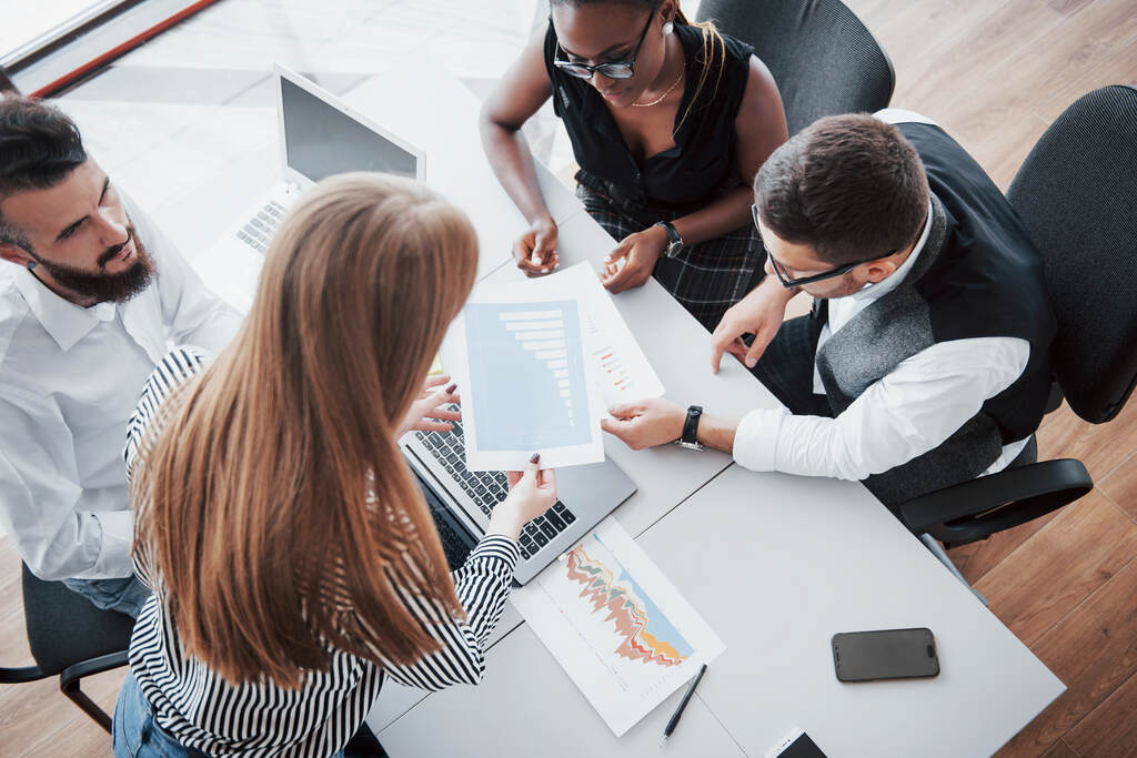 Equipe reúne relatórios e indicadores para planejamento estratégico e gestão empresarial.