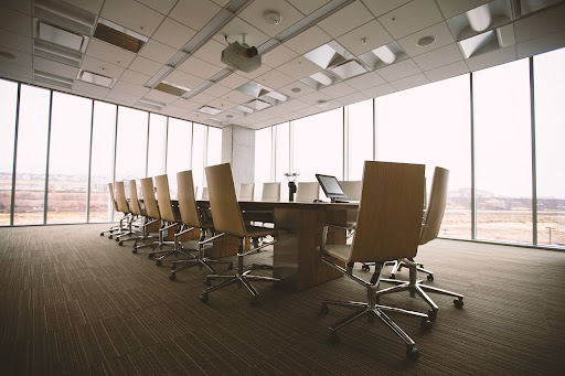 Sala de reuniões vazia com mesa longa e cadeiras, representando as etapas do planejamento estratégico empresarial
