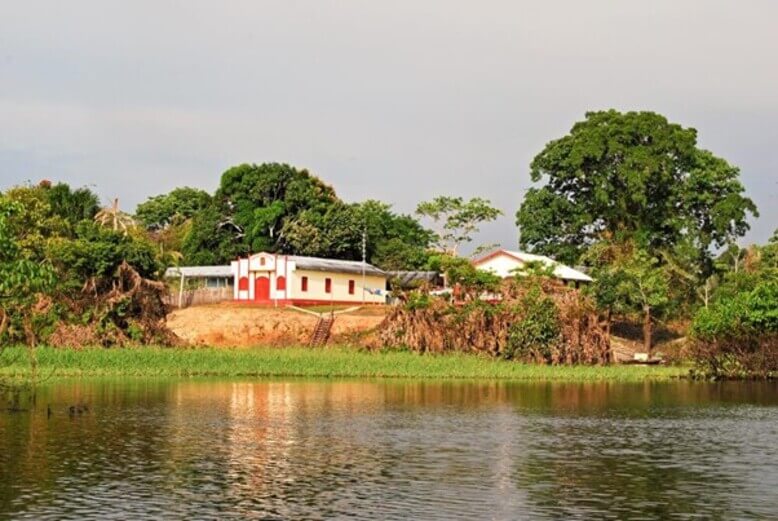 Casa na frente de uma lagoa demonstrando a eduação ambiental no Brasil