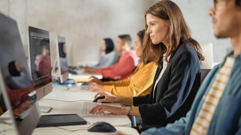 Aluna aprendendo por metodologias ativas através da tecnologia