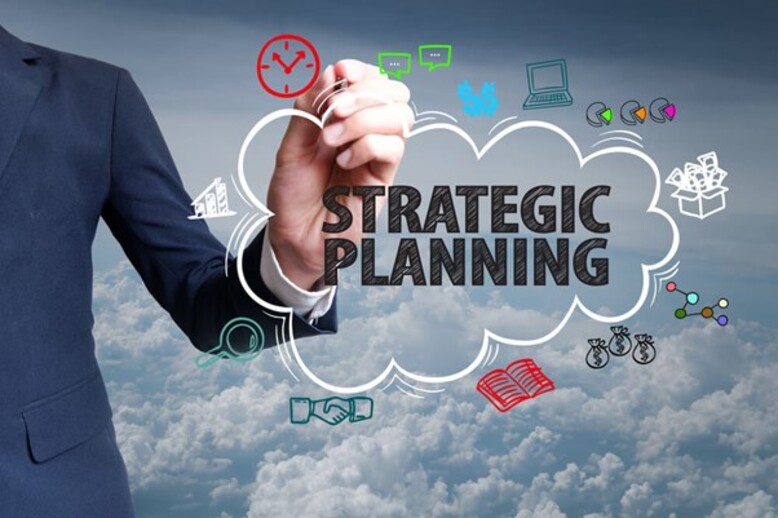 Gestor escrevendo estrategic planning, planejamento estratégico em inglês, e que pode utilizar a análise SWOT como ferramenta para direcionamento da estratégia