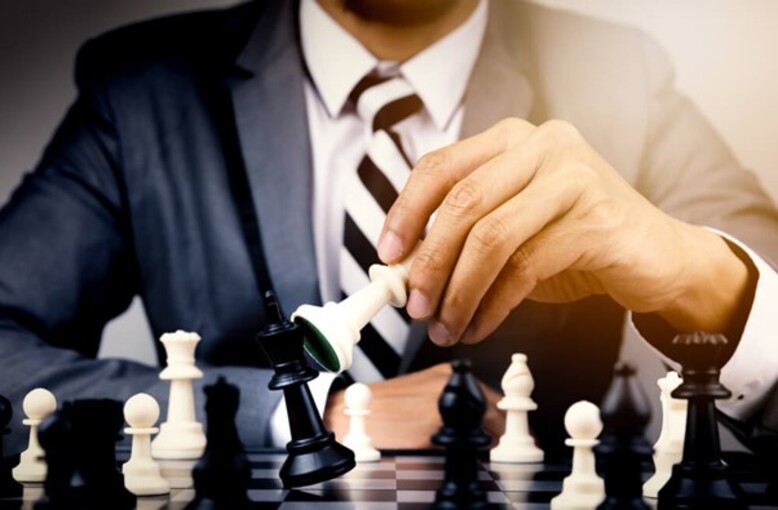 Executivo jogando xadrez, analogia à estratégia da análise SWOT e seus benefícios para a empresa