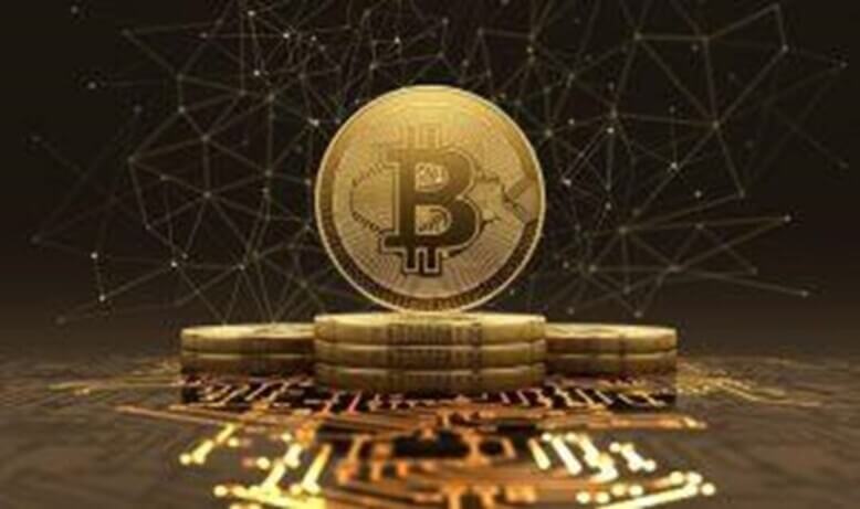 Moeda de bitcoin em cima de uma pilha de três moedas semelhantes