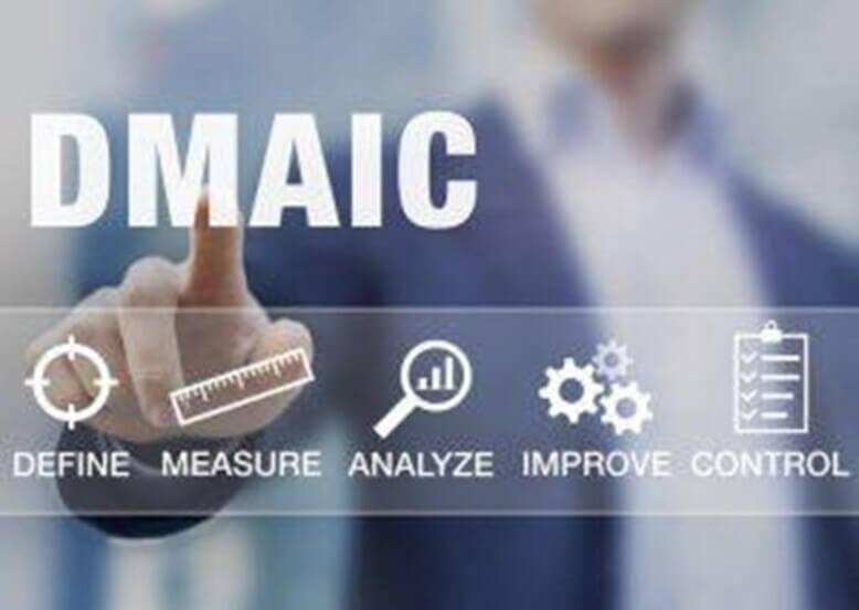 Homem vestido de roupa social tocando na palavra DMAIC: Define, Measure, Analyze, improve, Control