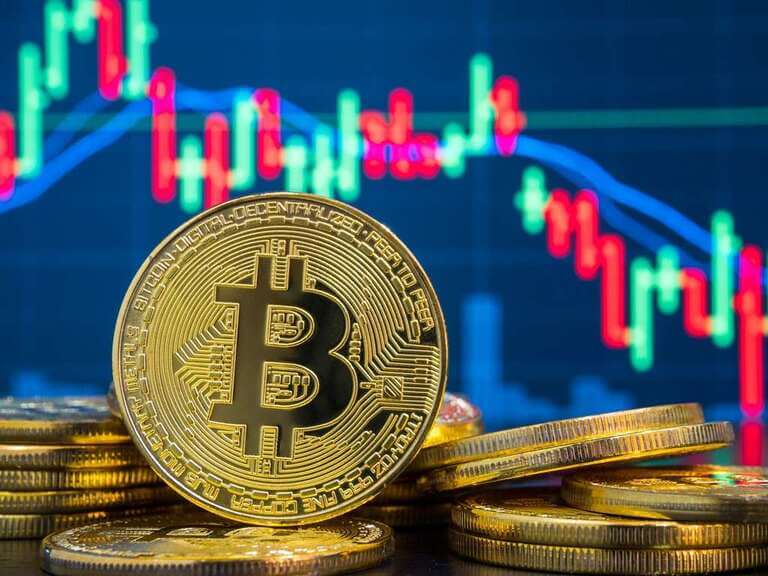 moeda de bitcoin em cima de uma pilha de moedas
