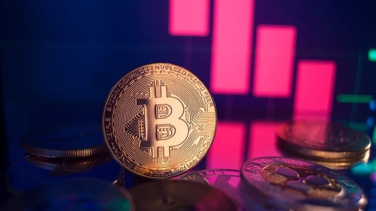 moeda de bitcoin em uma mesa