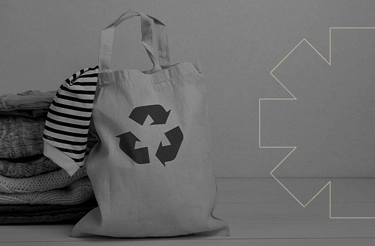 Sacola retornável com símbolo da reciclagem e economia circular