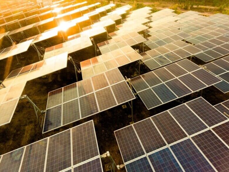 Vários painéis solares armazendo calor para conversão em energia elétrica