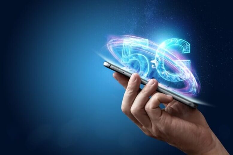 Pessoa lendo sobre a internet 5g através de um holograma na tela do celular