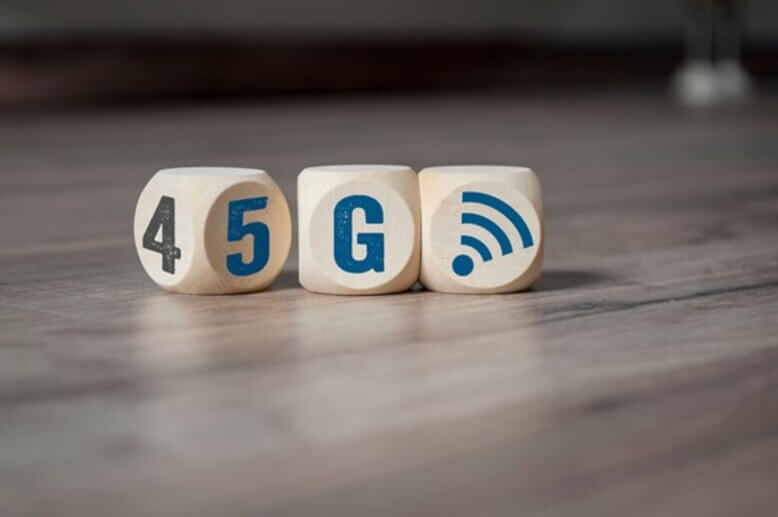 Dado número, alfabético e simbólico em fileira, formando a palavra "5g"