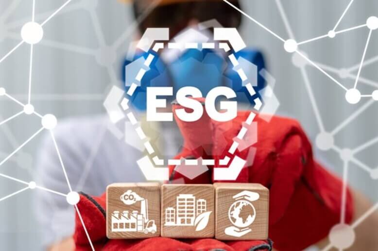 Homem olhando para um painel com o termo ESG escrito