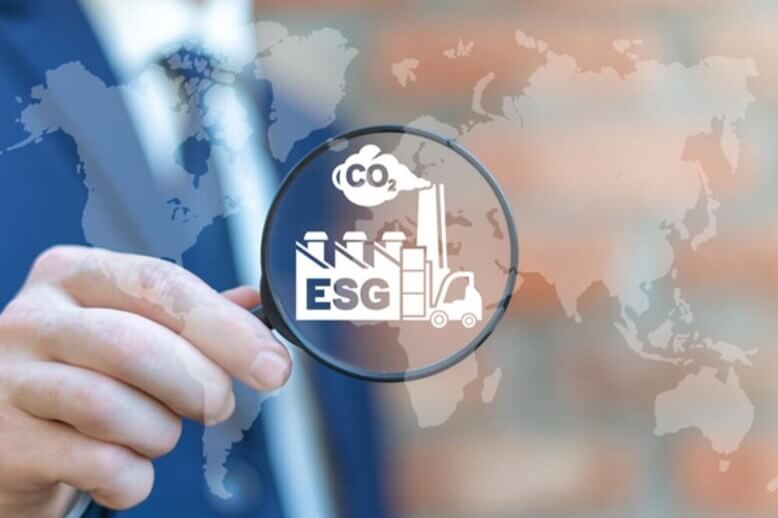 Homem segurando uma lupa com ilustração de ESG e uma fábrica emitindo CO2