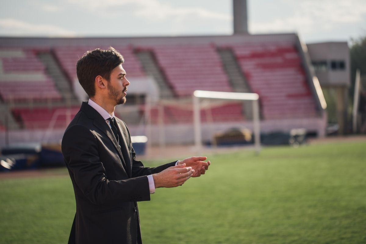 Visão realista de um jogo de futebol por meio de programas de televisão