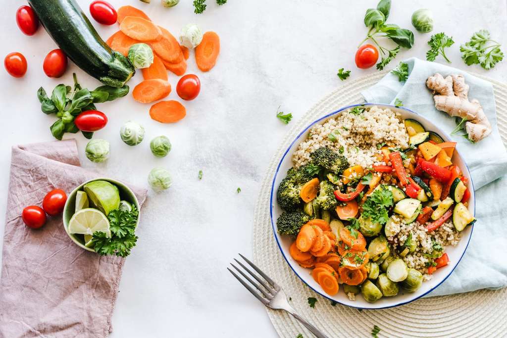Uma mesa com tigela de legumes e verduras saudáveis
