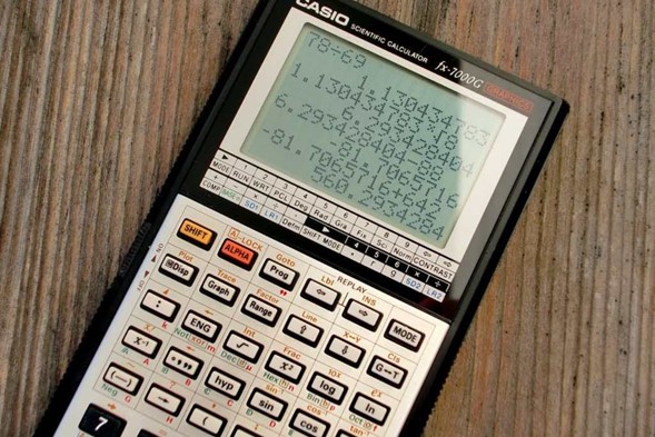 Uma calculadora com diversos cálculos de pesquisa na tela