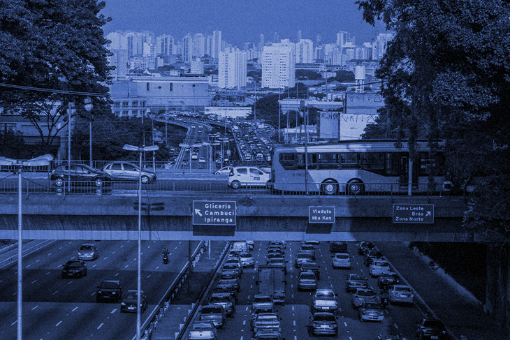 Avenida brasileira com viaduto são evidenciadas pela política pública