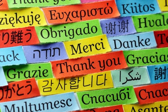 Obrigado escrito em diversas línguas em tecidos de diferentes cores