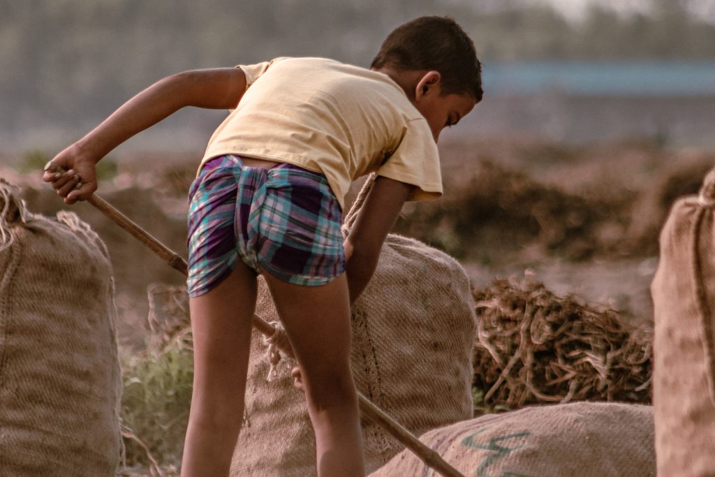 Uma criança fazendo trabalho braçal, um dos problemas sociais que são mais vistos em países menos desenvolvidos