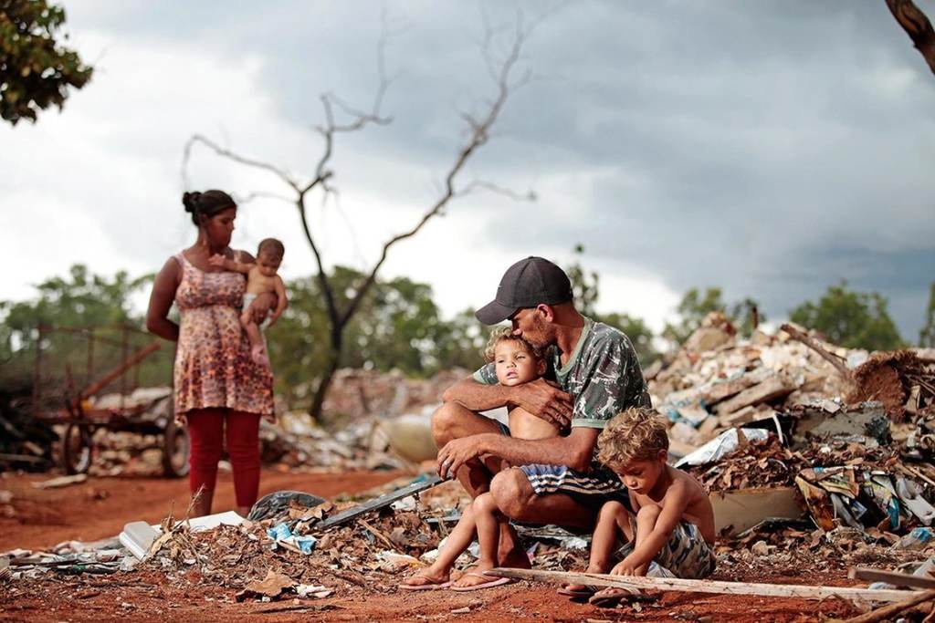 Uma imagem de uma familia passando por dificuldades, evidenciando problemas sociais do Brasil