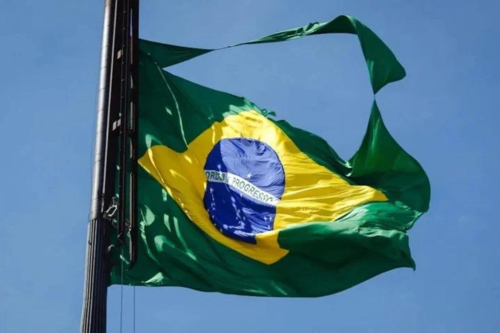 Bandeira do Brasil danificada, fazendo referência aos problemas sociais