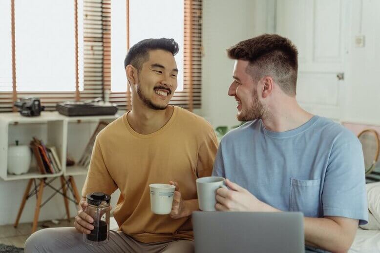 Dois homens sorrindo enquanto praticam o anywhere office