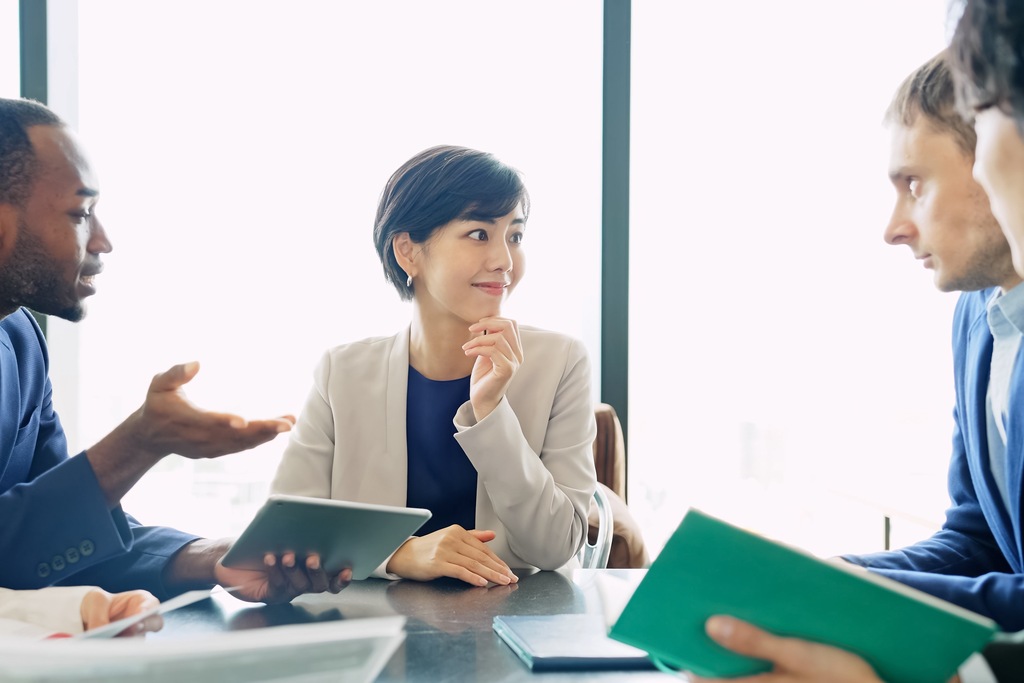 Reunião de negócios entre gestores destaca desenvolvimento de liderança e formação executiva.