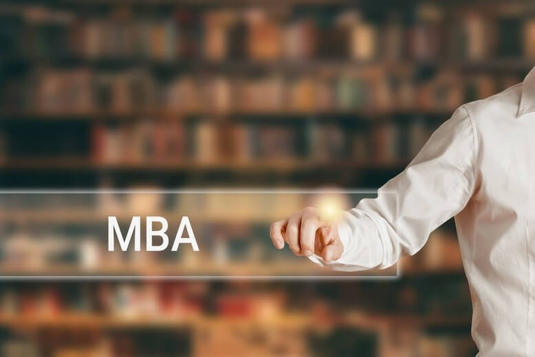 Uma mão apontando para uma barra de pesquisa escrito "MBA"