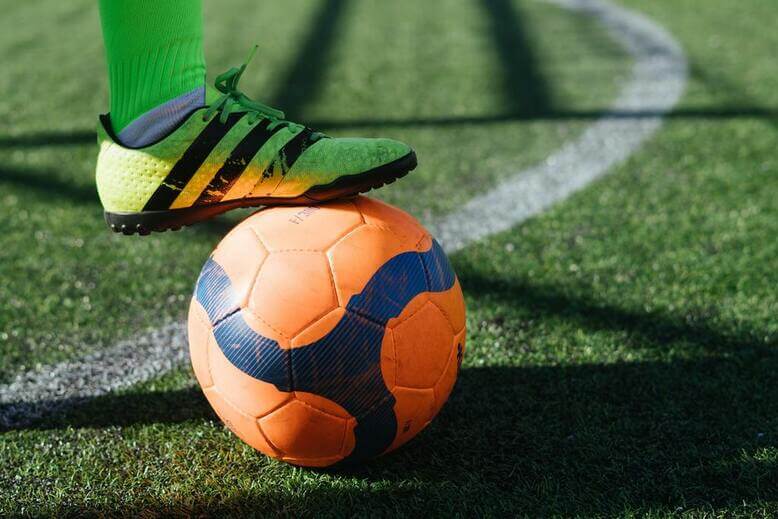 Jogador pisando na bola de futebol na copa do mundo