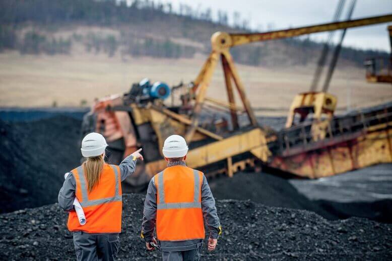Trabalhadores executando atividade econômica de mineração em uma mina