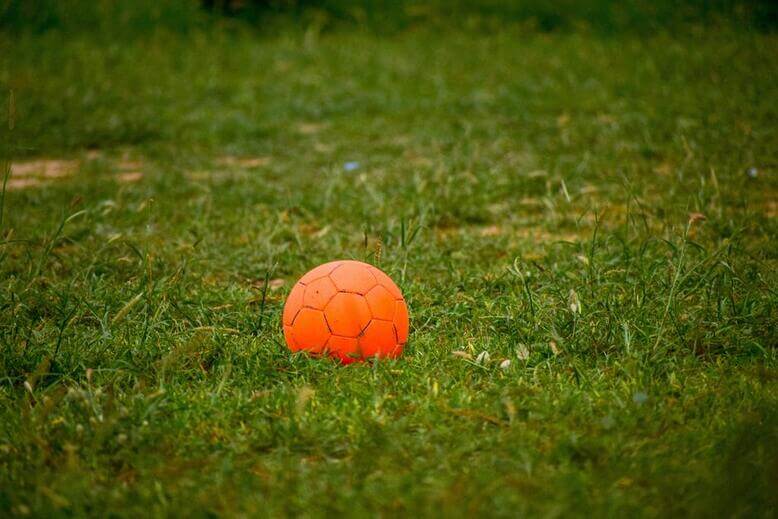 Bola de futebol em campo na copa do mundo