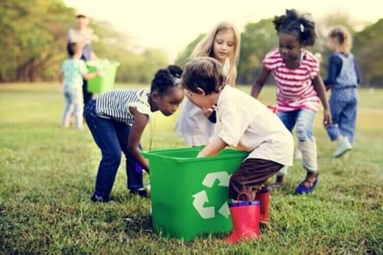 Crianças brincando e aprendendo sobre a importância de preservar o meio ambiente de forma recreativa