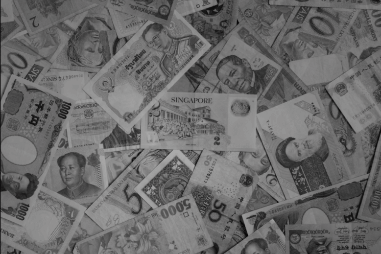 Várias notas de dinheiro representando a liberdade econômica