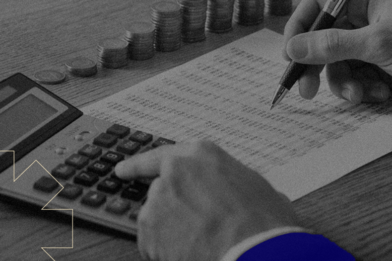 Executivo fazendo a gestão financeira com uma calculadora e anotações em um papel