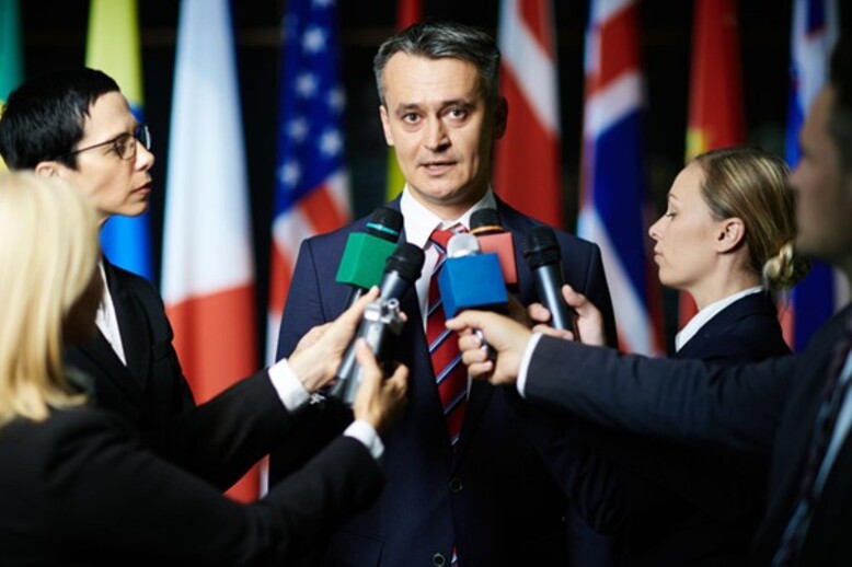 Jornalistas entrevistam secretário de relações internacionais acerca de questões geopolíticas