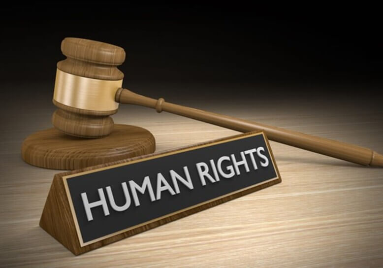 A importância dos direitos humanos representada por um martelo de tribunal com a placa de direitos humanos na frente