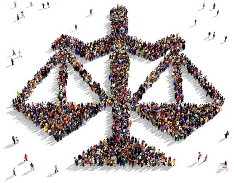 Direitos humanos representado por um grupo de muitas pessoas formando a balança de direito