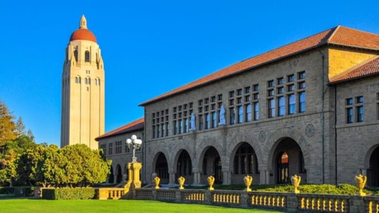 Universidade de Stanford é uma das mais renomadas escolas do mundo e é uma das escolas que oferece cursos de curta duração no exterior