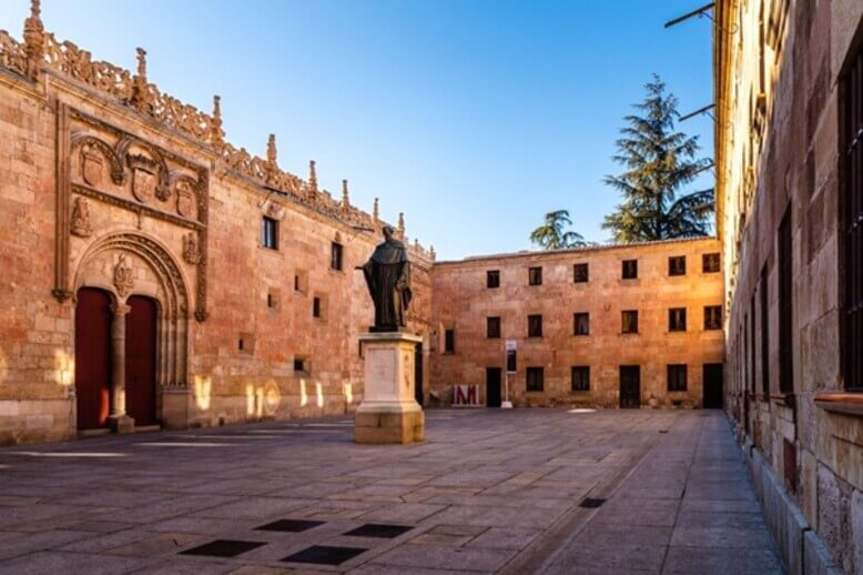 Foto da universidade de Salamanca, uma excelente alternativa para quem busca cursos de curta duração no exterior