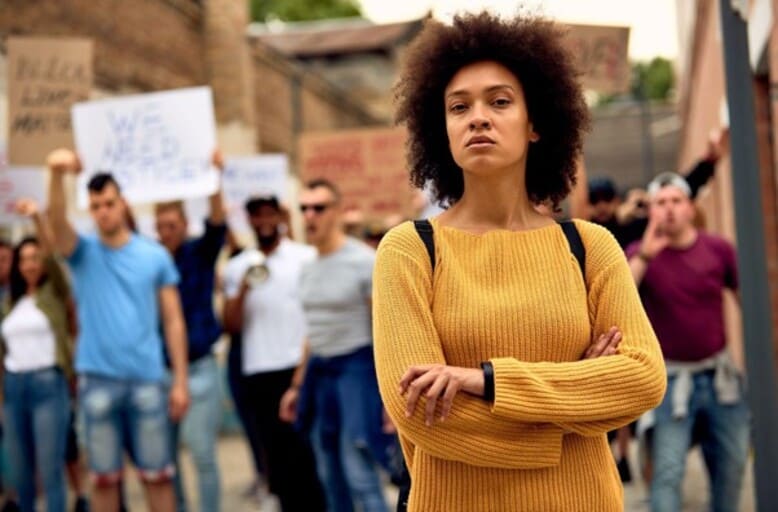 Mulher negra participando de protesto contra a desigualdade racial no Brasil