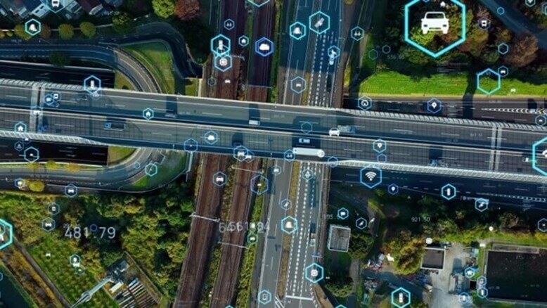Vista de cima de uma estrada e um viaduto com carros em movimento e dados sendo coletados para a cidade inteligente