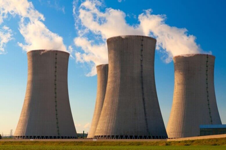 Usina nuclear em funcionamento e emitindo dióxido de carbono na atmosfera