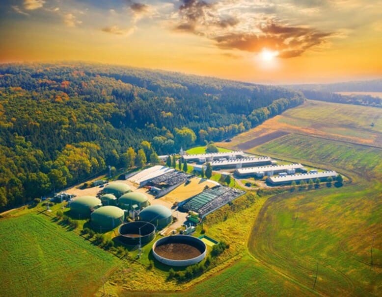 Visão de cima de indústria produtora de biocombustíveis