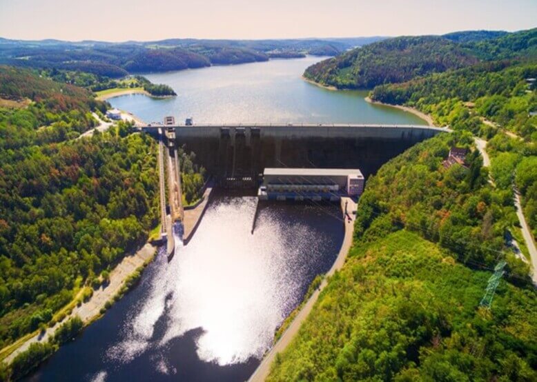 Imagem de uma usina de energia hidrelétrica