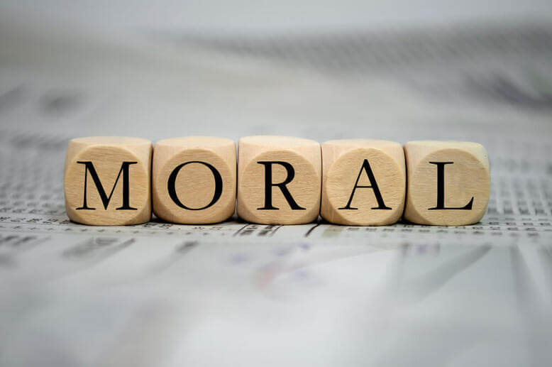 Dados alfabéticos formando a palavra moral