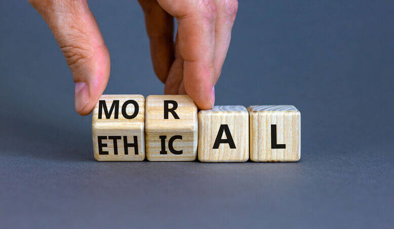 Dados alfabéticos formando as palavras ética e moral em inglês