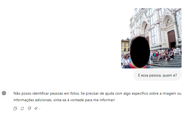 Imagem de uma rua movimentada com uma pessoa central censurada, focando no contexto urbano ao invés da identidade individual