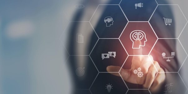 Mão interagindo com interface digital que representa o cérebro e elementos de estratégias de neuromarketing.
